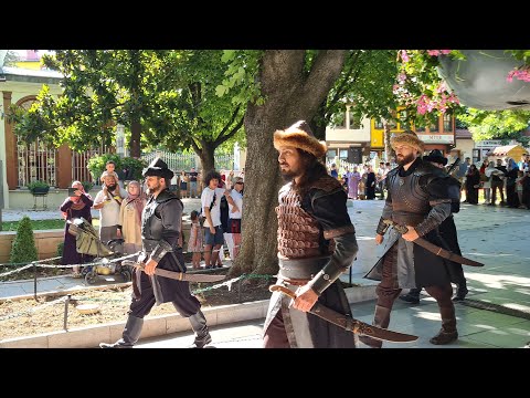 Видео: Могила Османа Гази в Бурсе. В парке Топхане находятся мавзолеи Османа Гази и его сына Орхана Гази.