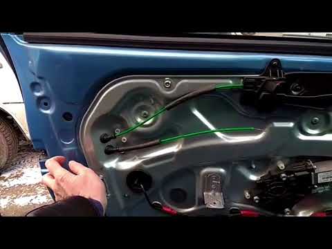 Видео: Hyundai i30 2011 ремонт тросика открывания двери