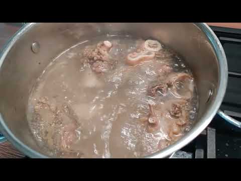 Видео: 34 дня щенкам немецкой овчарки.Варю калтыки.Для чего нужна пленка в вольере?