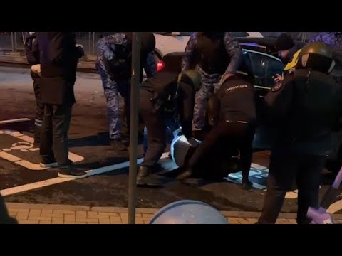 Видео: Менты выколупывают из "Мерса" неадекватного пилота