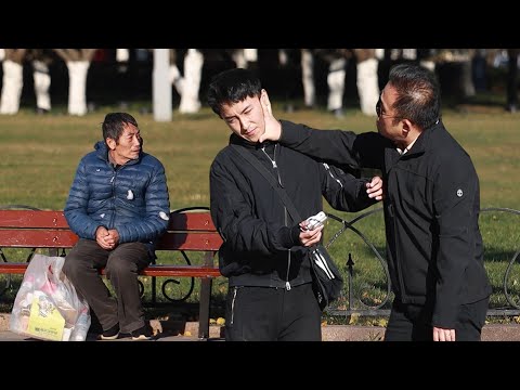 Видео: Когда люди встречают на улице человека, который снимает фальшивое благотворительное видео