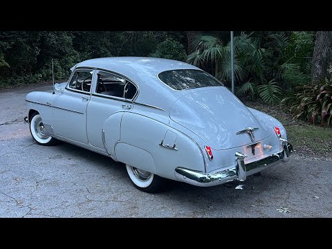 Видео: Является ли ежедневная езда на Chevrolet Fleetline 1950 года хорошим выбором?