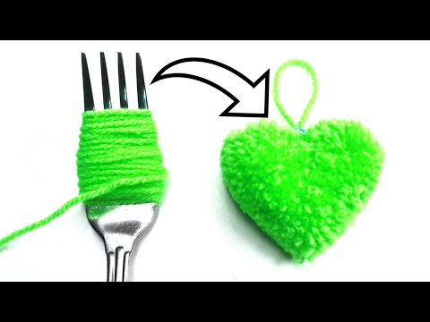 Видео: How to make Heart out of yarn from pompoms with Wool-Как сделать сердце из пряжи и помпонов с вилкой