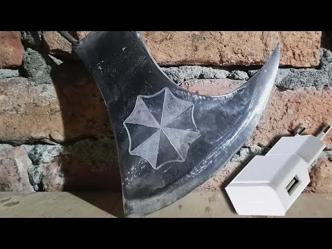 Видео: Травление металла зарядкой от телефона | Рисунок на топоре