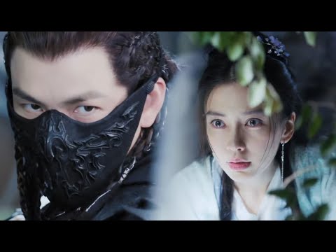 Видео: Офицеры и солдаты гнались за Золушкой, но в критический момент появился принц.