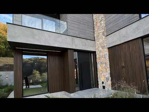 Видео: ОБЗОР КОТТЕДЖНОГО ПОСЕЛКА В СОЧИ | эксклюзивные дома в сердце леса 