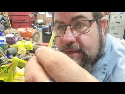 Видео: Замена топливной магистрали Poulan Wild Thing