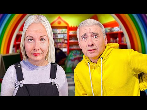 Видео: Стали СТАРИКАМИ За Одну Минуту! **Новогодняя Ночь В Магазине Игрушек**