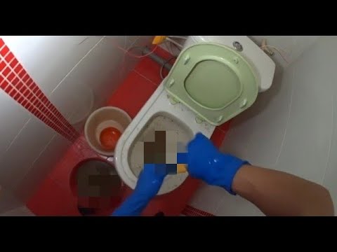Видео: Вода не уходит в унитазе | ☑️Как устранить засор | Будни сантехника💧