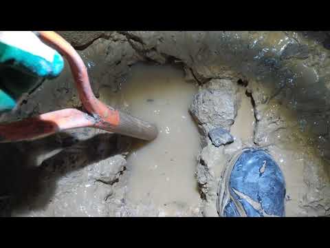Видео: Копаем колодец и попадаем на РИСК провала в линзу.