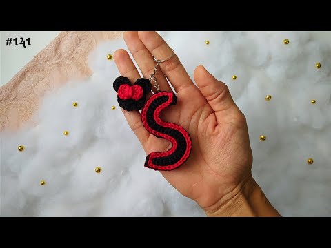 Видео: Брелок крючком буква "S" - ряд: буквы алфавита (с подзаголовком)