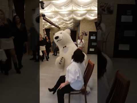 Видео: Серьезный подход медведя Зиновия к праздникам в Сочи  🤩☎️8-912-862-82-82