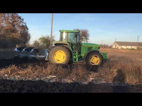 Видео: Трактор John Deere 6900 і плуг Lemken. Орем город. Плюс калимна робота.