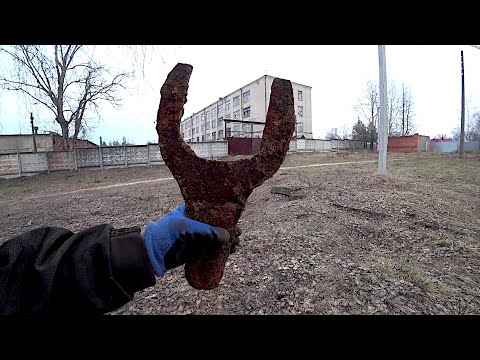 Видео: Коп у всех на глазах около завода!