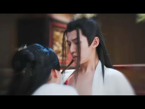 Видео: Золушка наносит лекарство принцу, их страсть вспыхивает, и они становятся одним целым.