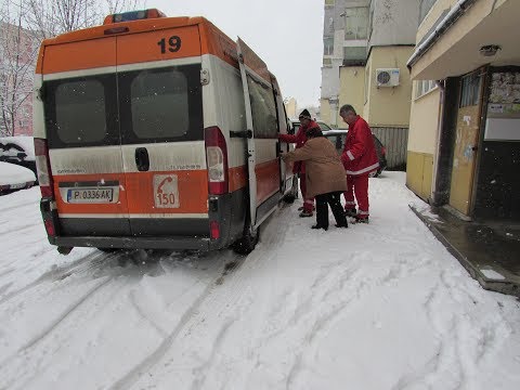 Видео: 40 души се потрошиха по улиците, пострада и екип на „Спешна помощ“