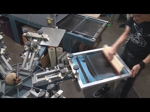 Видео: Как наносить шелкографию на футболки: советы по одноцветному производству
