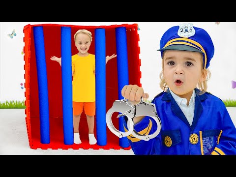 Видео: Алиса и мама исследуют секретную комнату, чтобы помочь Крису