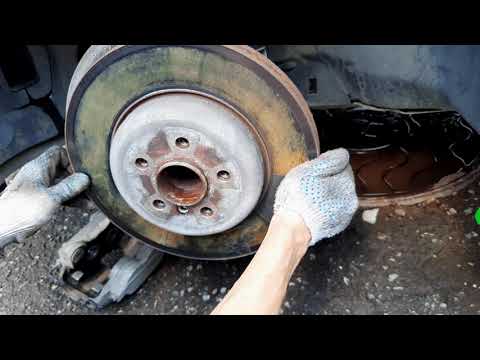 Видео: 23. Замена передних тормозных дисков и колодок bmw 530i G30,31
