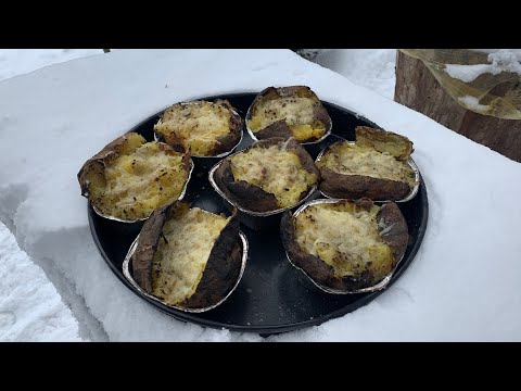 Видео: Картофель на традиционном очаге-восхитительный вкус с маслом и сыром🔥