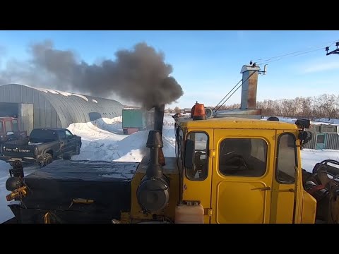 Видео: Трактор Кировец. Чистим снег. Вытаскиваем машины с кювета.