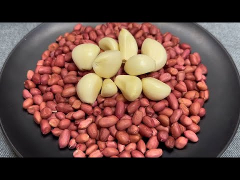 Видео: Я никогда не жарю арахис во фритюре. Добавьте горсть чеснока. Это легче, чем варить, и ароматнее