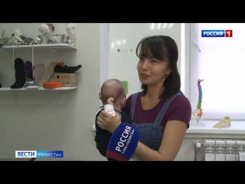 Видео: Саша Субботина, 10 месяцев, артрогрипоз, двусторонняя косолапость