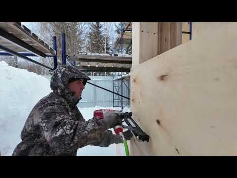 Видео: Обшивка каркасного дома фанерой