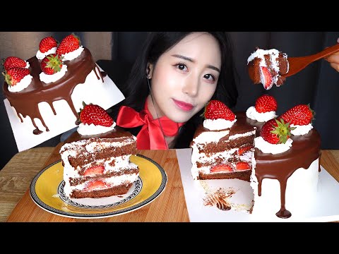 Видео: 🍰 ASMR Цельный торт со взбитыми сливками и клубникой и шоколадом Десерт Мукбанг Mukbang