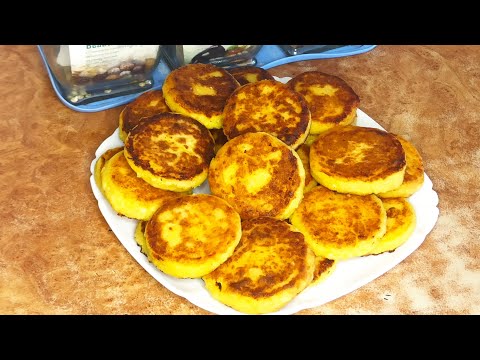 Видео: 🇺🇦😋СИРНИЧКИ,які просто тануть в роті,зі сметаною,супер на сніданок,готуємо разом.😋🇺🇦