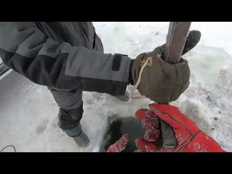 Видео: Джентельмены удачи или как достать iphone со дна озера зимой