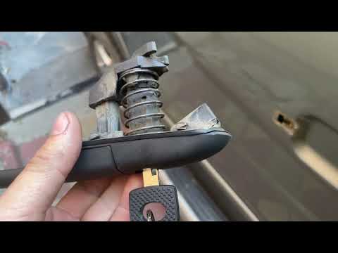 Видео: Mercedes Benz Vito 638 2001 заміна дверних ручок та актуатора центрального замка