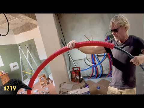 Видео: Подключение воды к дому | #219