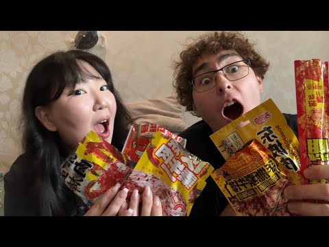 Видео: Пробуем китайские снеки с братом 