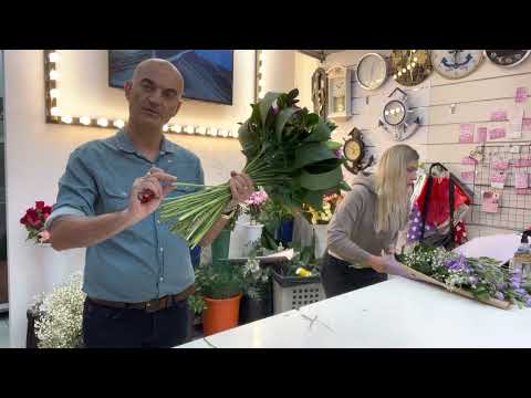 Видео: Как собрать и упаковать круглый букет по спирали. Tutorial spirale bouquet arranging and wrapping