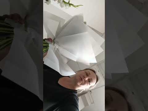Видео: упаковка букета. 1 способ (самый простой)