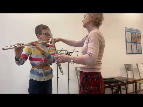 Видео: Звук на флейте (упражнения на разыгрывание)