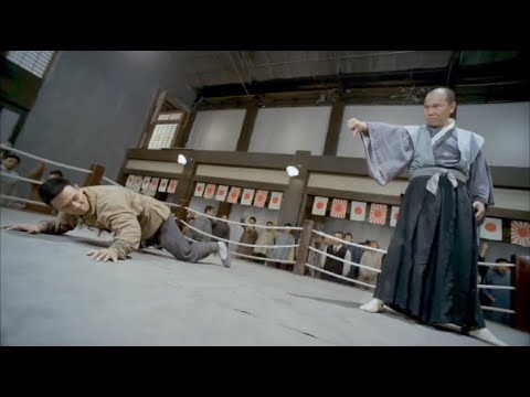 Видео: На ринге китайский мальчик смотрел свысока на японского мастера, обладающего отличными навыками ног.