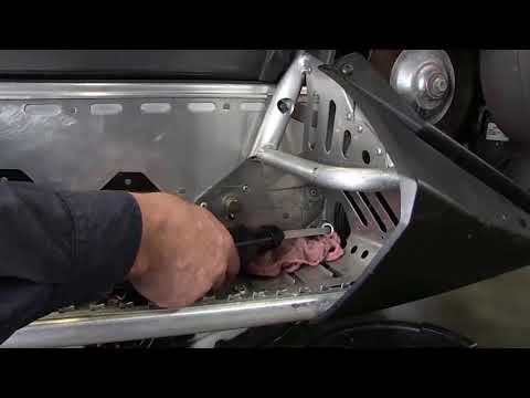 Видео: Технические советы от AMSOIL: замена масла в картере цепной передачи снегохода.