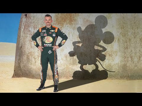Видео: Микки Маус NASCAR