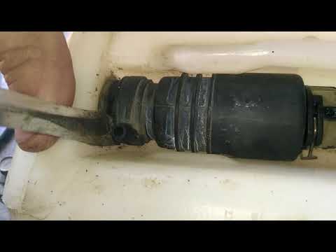 Видео: Ремонт электромотора бачка омывателя лобового стекла Audi 100 A6 C4 Washer reservoir repair