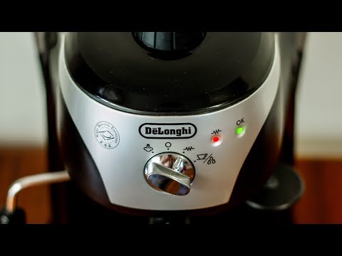 Видео: Кофеварка Delonghi EC 220 CD -  Приготовление Espresso и Cappuccino (Эспрессо и капучино)