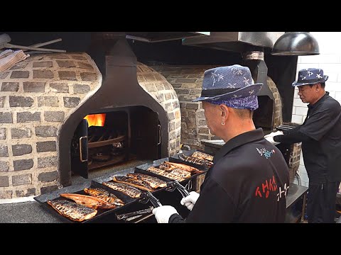 Видео: Распродано каждый день! Потрясающая рыба на гриле, запеченная в духовке 500°C - Корейская еда