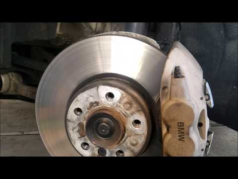 Видео: Замена передних тормозных колодок BMW 335i MSport 2014 года