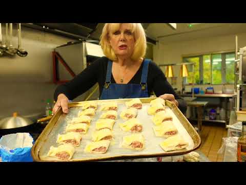 Видео: Легко приготовить сосиски в тесте из готового слоёного теста (приготовьте их за 10 минут!) Отличн...