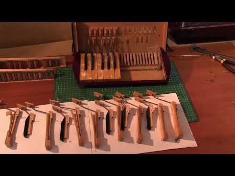 Видео: Аккордеон. Снимаем деревянные клавиши с правой части