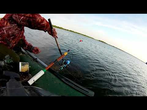 Видео: Волга: Ловля ЛЕЩА на банку.