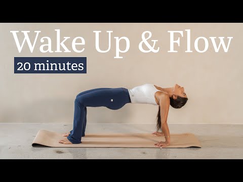Видео: Утренняя йога для бодрого пробуждения и отличного самочувствия | 20 минут (без реквизита, все уро...