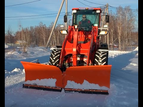 Видео: Чищу дороги от снега. Отвал "бабочка" завода "Большая земля" на китайском погрузчике Redstar 2500.