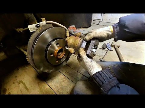 Видео: Замена тормозных дисков и колодок  SKODA Fabia Classic 1.2